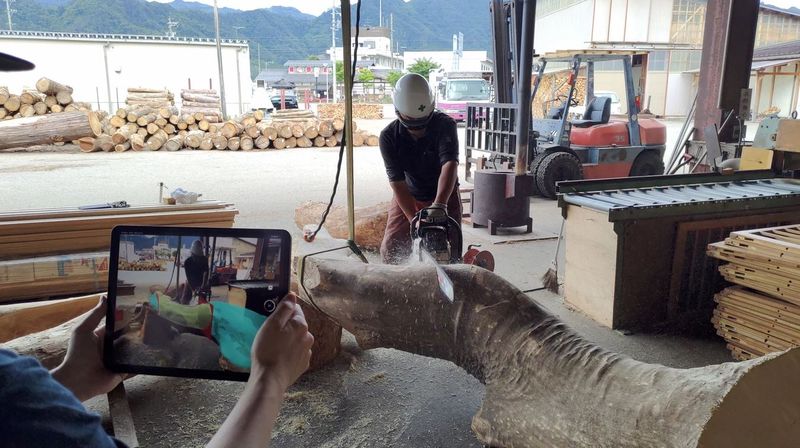 Akio Hamada Architects & Eri Sumitomo Architects using Fologram to guide a chainsaw operator in producing furniture
